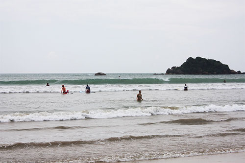 weligama beginner waves for surfing